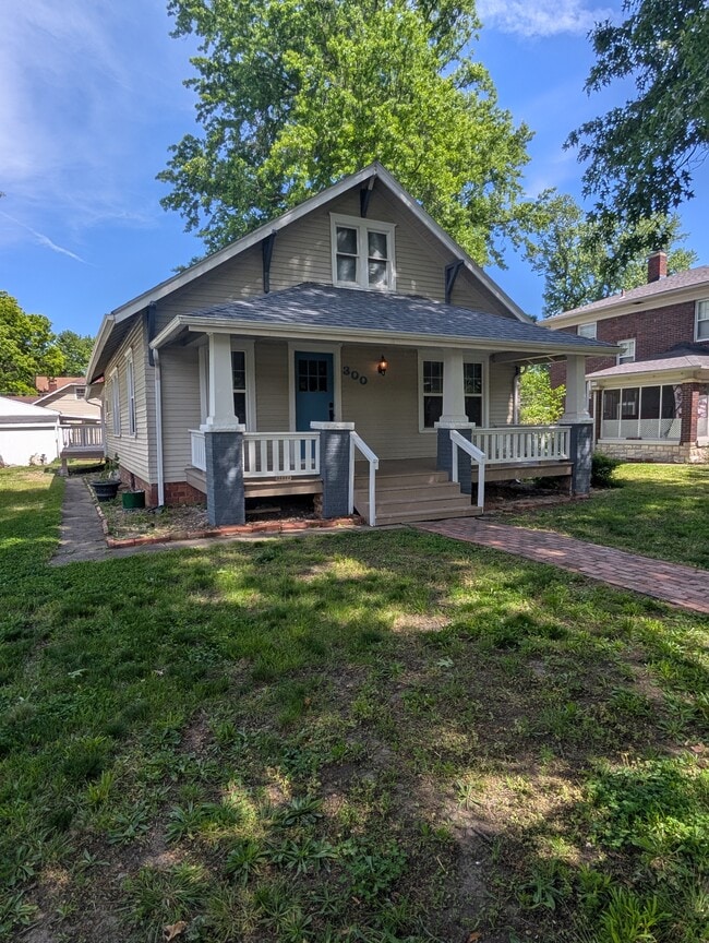 Building Photo - 300 SW Broadmoor Ave