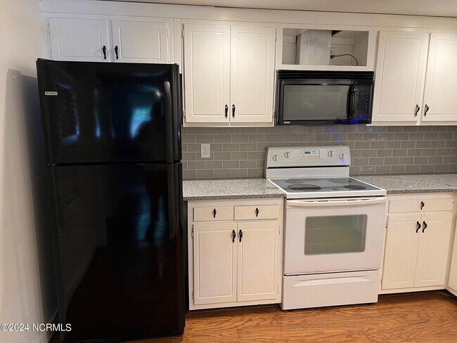 Building Photo - 160 S May St