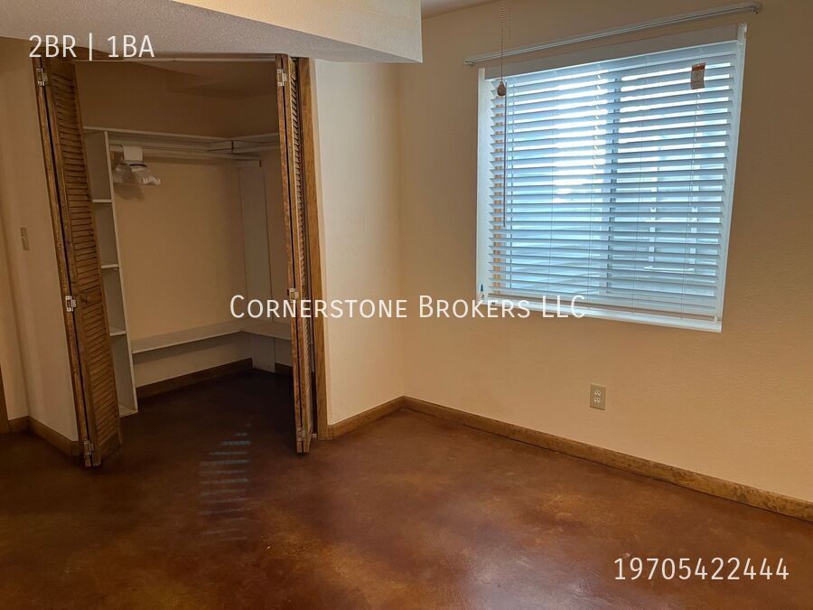 Building Photo - Updated Apartment with Easy Commute Access...