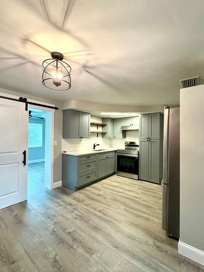 Building Photo - Fully Remodeled Beautiful Home with Bonus ...