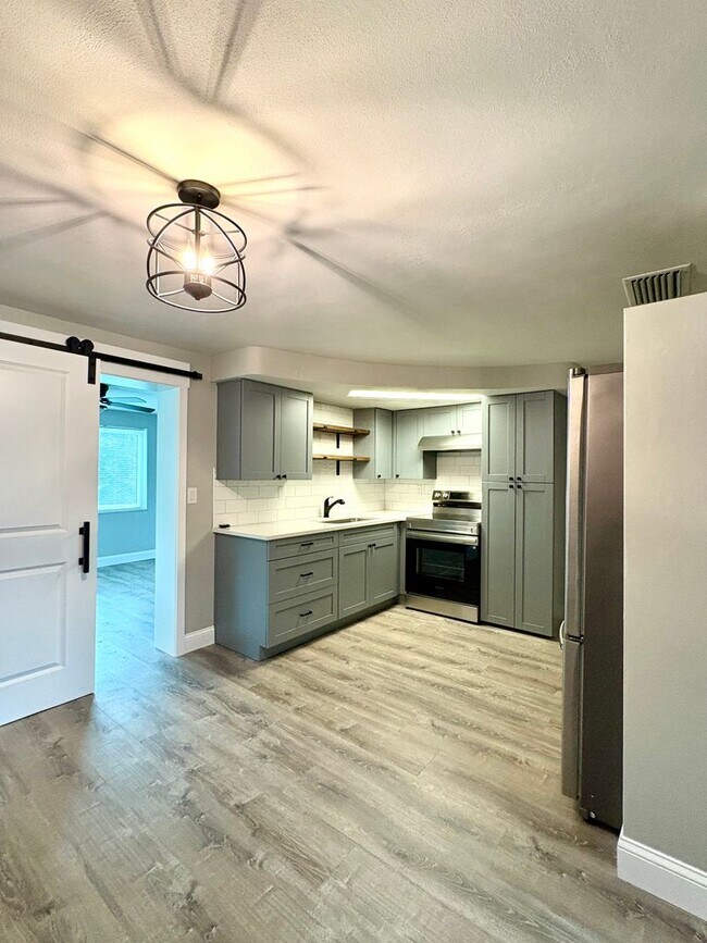 Foto del edificio - Fully Remodeled Beautiful Home with Bonus ...