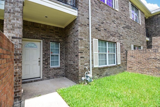 Building Photo - 2865 Westhollow Dr