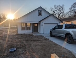 Building Photo - 202 N Ora St