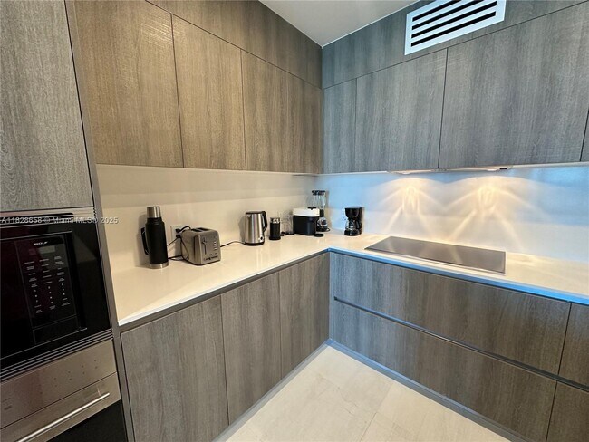 Foto del edificio - 17550 Collins Ave