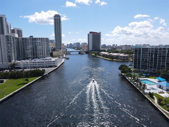 Foto del edificio - 400 Leslie Dr