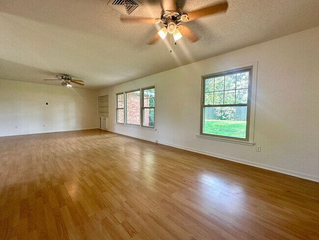 Building Photo - 3Bed/2Bath Available now!