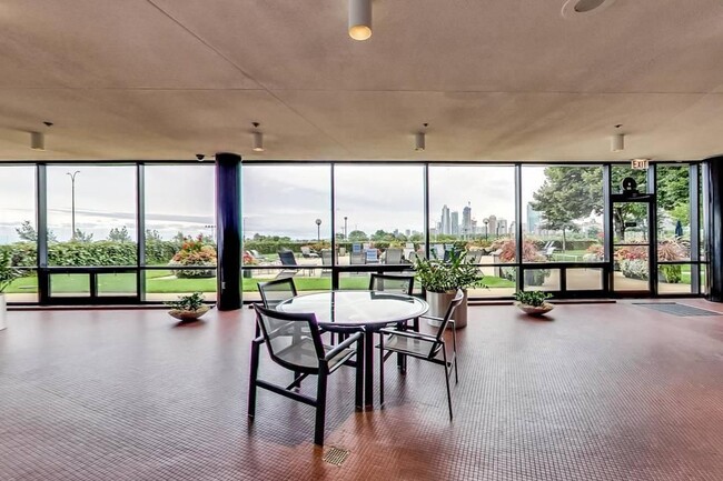 Foto del edificio - 155 N Harbor Dr