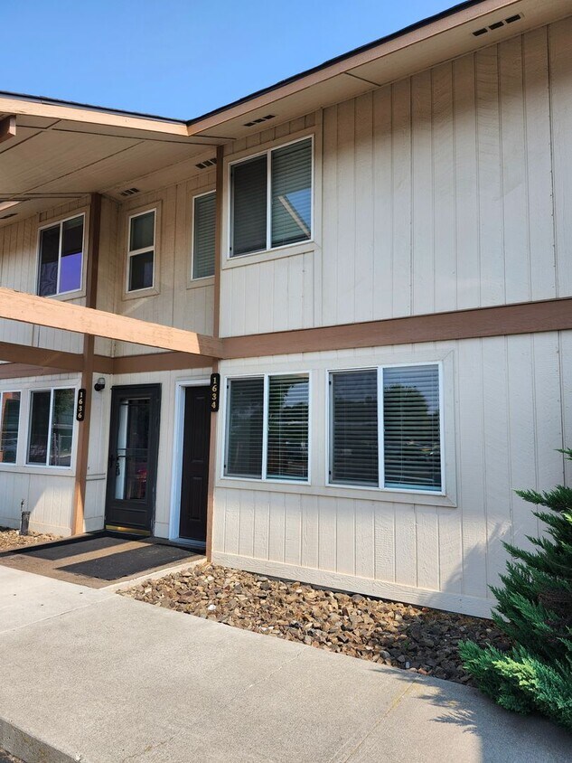 Primary Photo - $500 off First Month's Rent- Updated Townh...