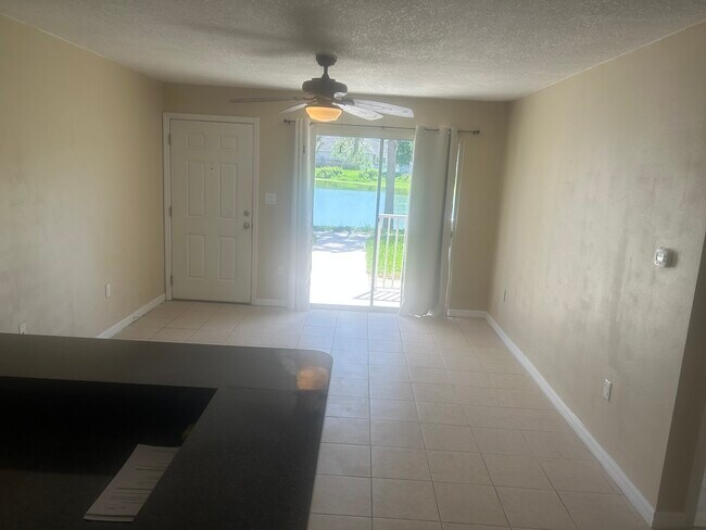Foto del edificio - 215 Lake Brook Cir