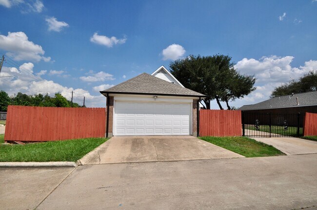 Foto del edificio - 16402 Gold Ridge Ln