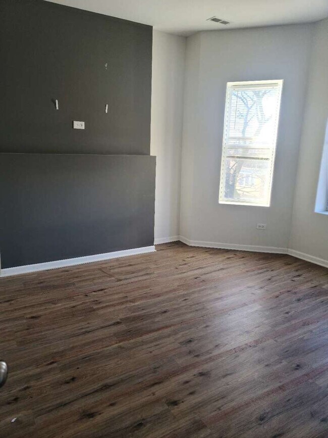 Building Photo - 6221 S Rhodes Ave