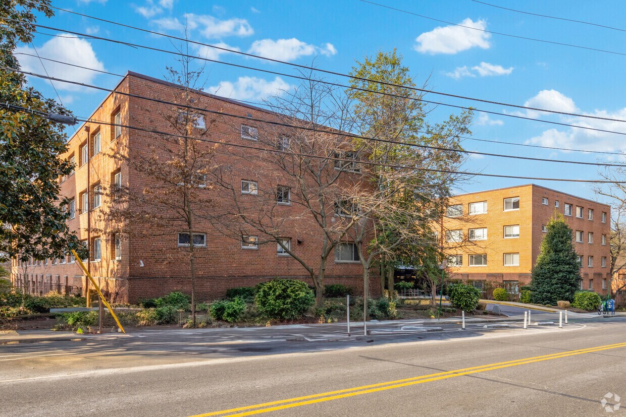 Foto principal - 3900 Tunlaw Rd NW