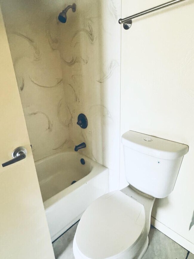 Foto del edificio - 1537 W Roger Rd