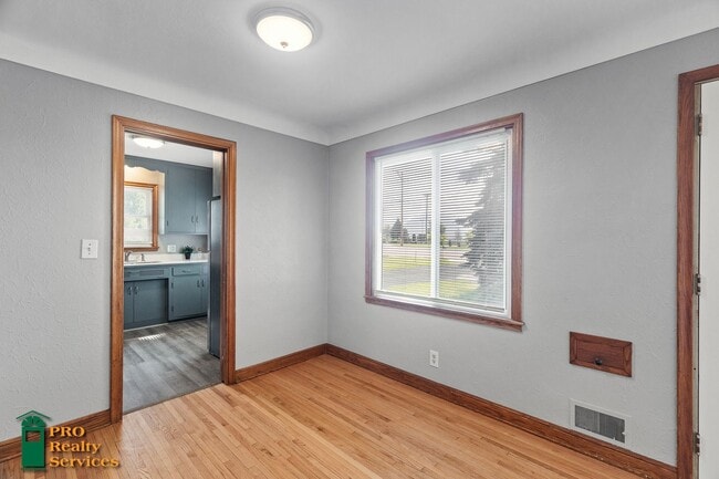 Building Photo - 2 Bedroom Home in Maplewood