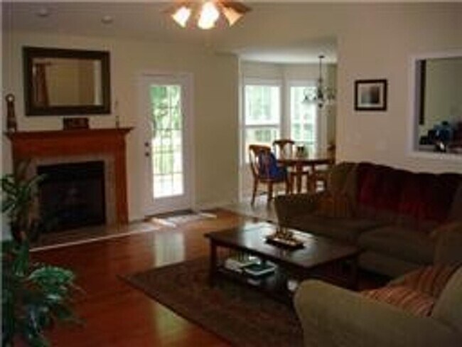 Foto del edificio - 3128 Brook Hill Dr