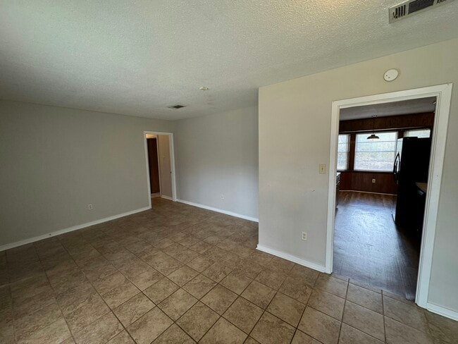 Building Photo - 1936 Longwood Dr