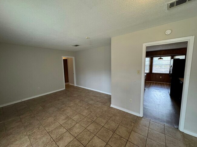 Foto del edificio - 1936 Longwood Dr