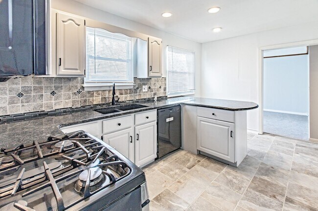 Building Photo - 5 bedroom, 2.5 bath home in Claymont