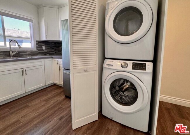 Building Photo - 2040 S Sherbourne Dr