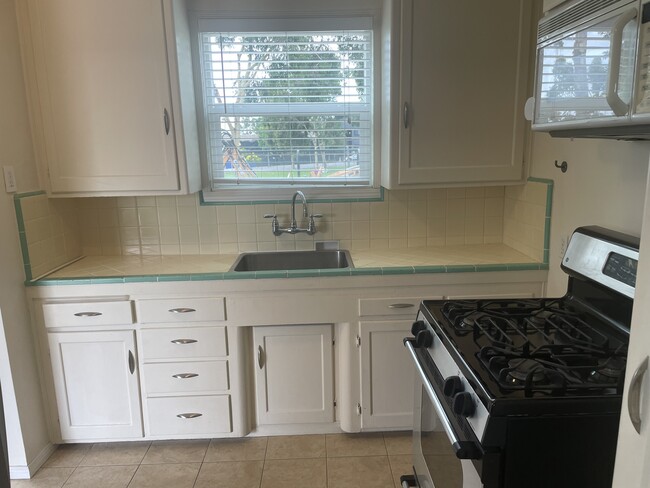 Building Photo - 4735 Lomitas Dr