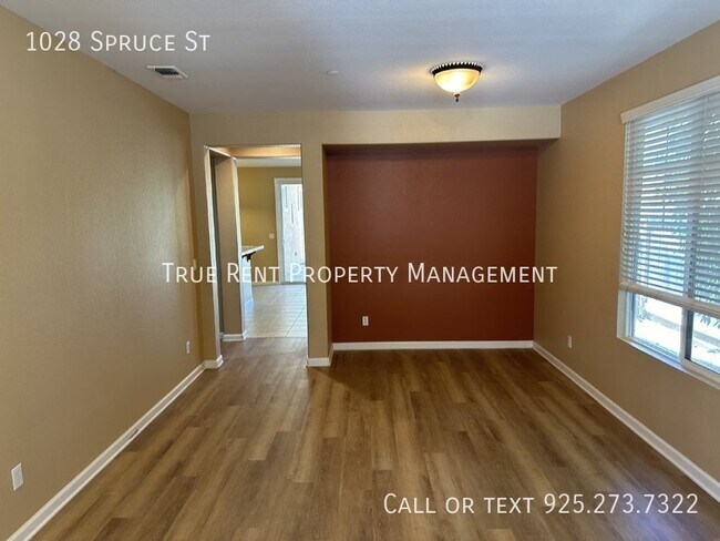 Building Photo - Gorgeous 3 Bedroom, 2 Bathroom Single Stor...