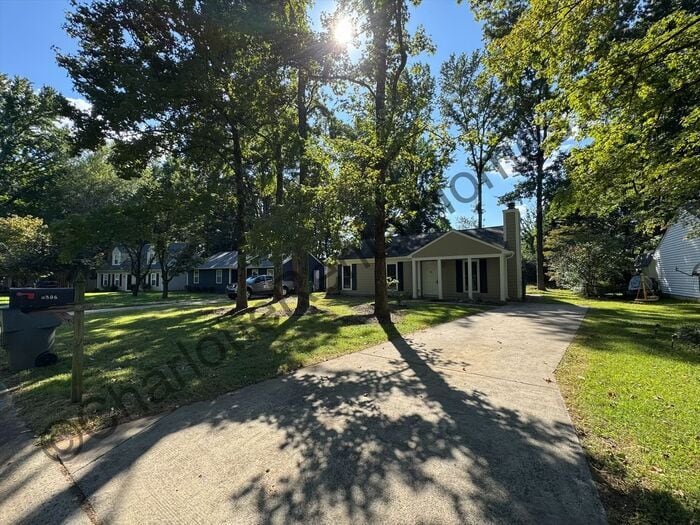 Foto principal - Charming 3 bedroom 2 bath home in east Cha...