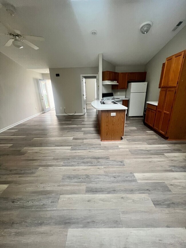 Foto del edificio - Three Bedroom Two Bath