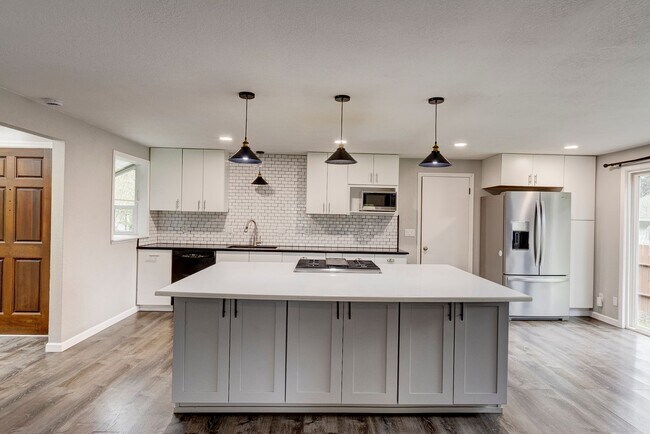 Foto del edificio - Spacious 3 Bedroom 2 Bath in desirable neighborhood