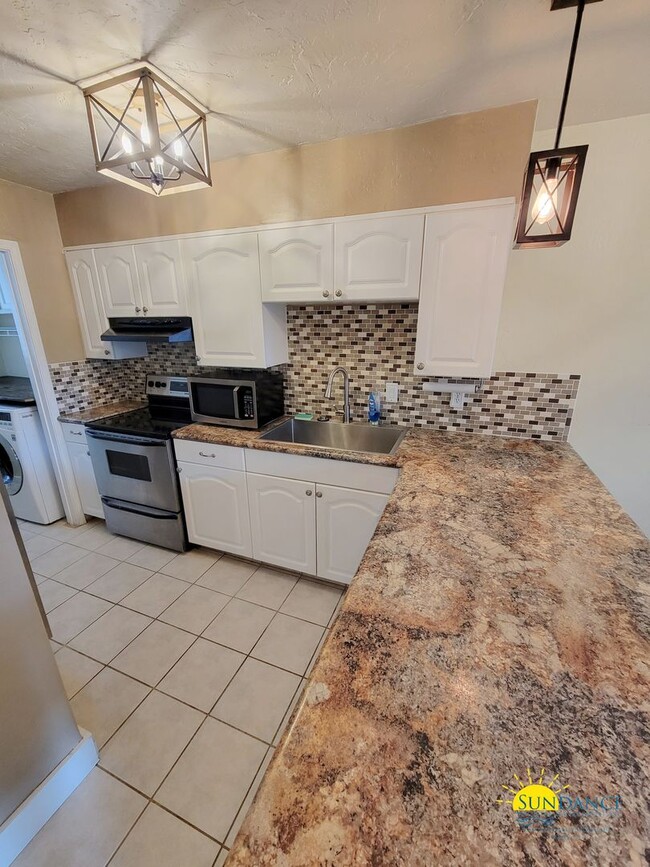 Building Photo - Stunning Townhouse in the Heart of Destin!