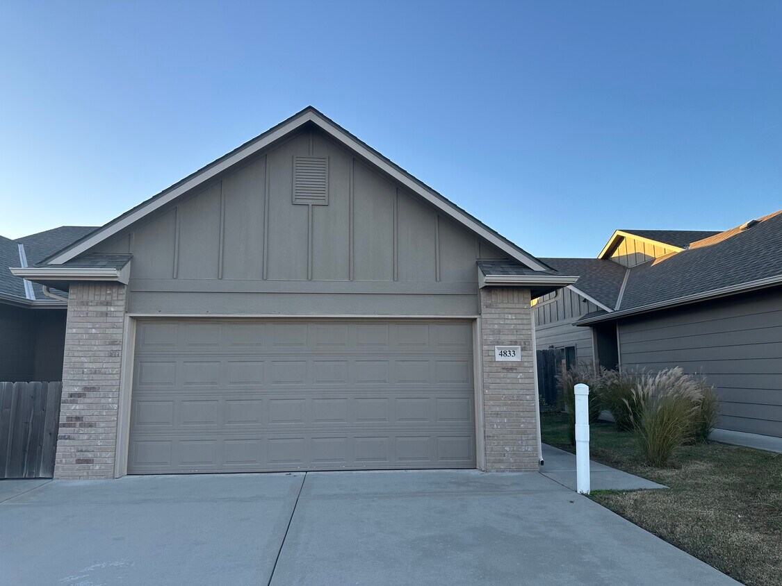 Primary Photo - 4833 N Hillside Ct