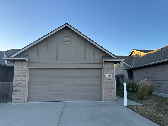 Building Photo - 4833 N Hillside Ct