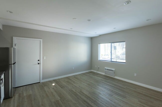 Building Photo - 1 Bed - Bright & Spacious Living in the Heart of LA | Modern Upgrades & Unbeatable Location