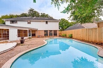 Building Photo - 2714 Green Fields Dr