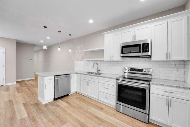 Building Photo - 695 Reinhard Ave