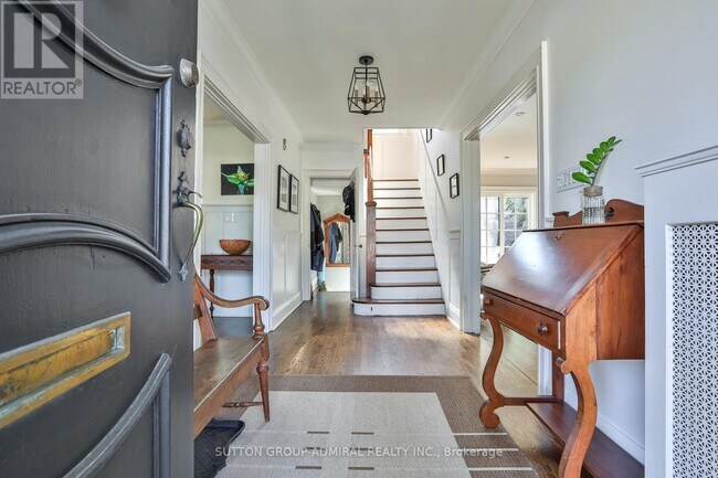 Building Photo - 214 Dinnick Crescent