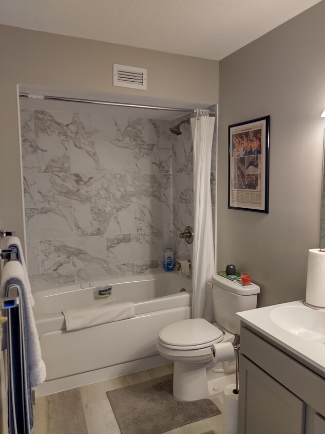 Jetted tub w shower - 1181 Edgcumbe Rd