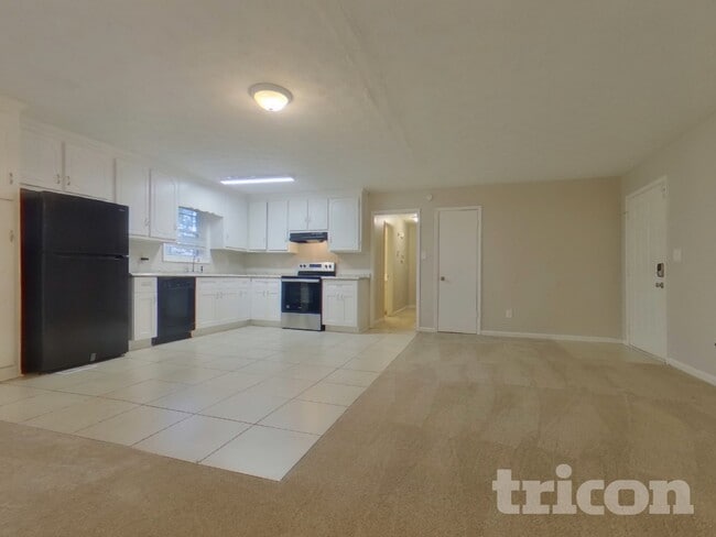 Building Photo - 6640 Valley Hill Dr