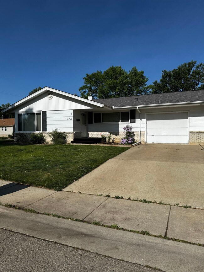 Foto del edificio - 5702 Pleasant Ave