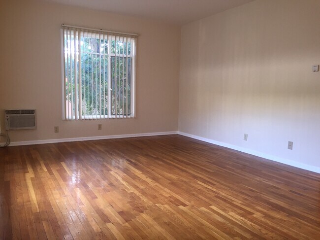Foto del edificio - 1710 Laurel Canyon Blvd