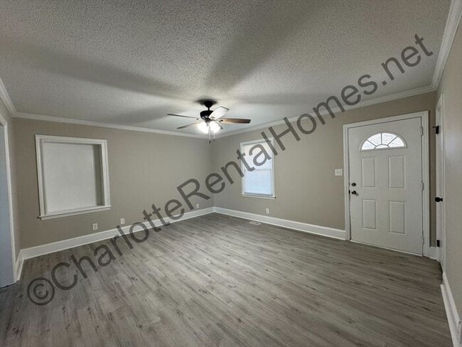 Building Photo - Fully updated 3 bedroom, 2.5 bath home in Monroe!