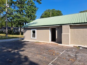 Building Photo - 1306 Iowa Ave
