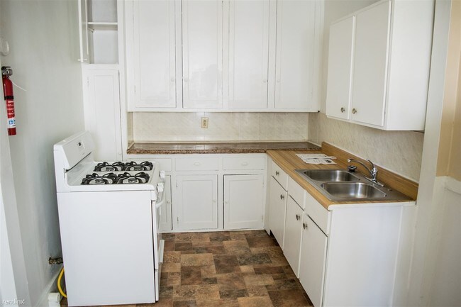 Building Photo - 1 br, 1 bath  - 423 Washington St Apt 4