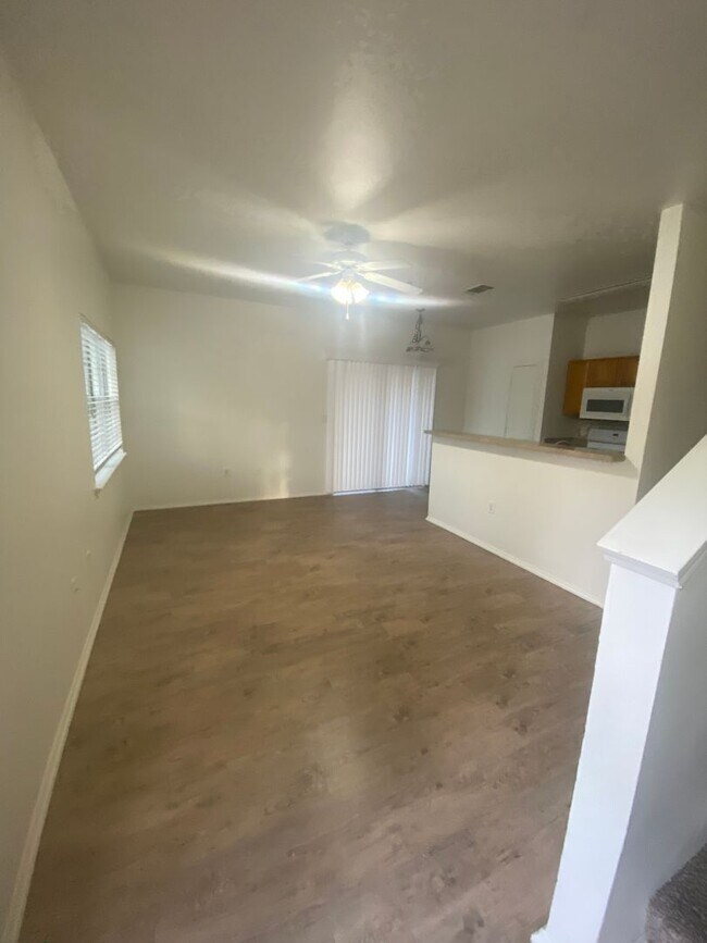 Building Photo - 1000 Diamond Dr