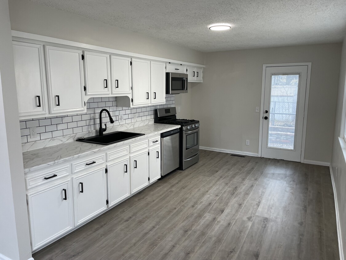 Kitchen - 1038 N Lewellen St