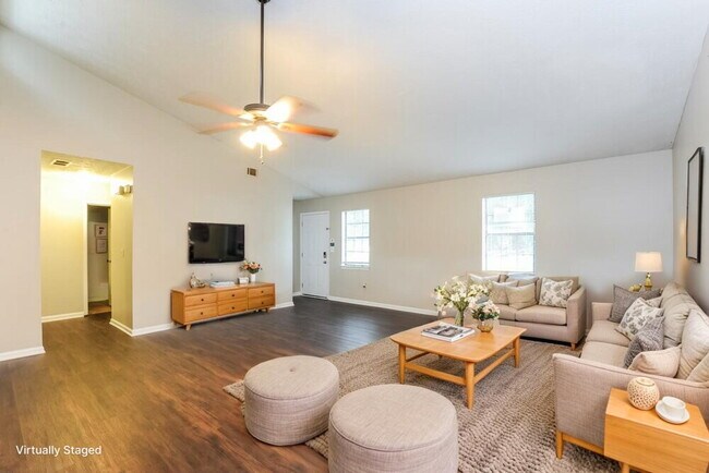 Foto del edificio - 3240 Grand Central Dr