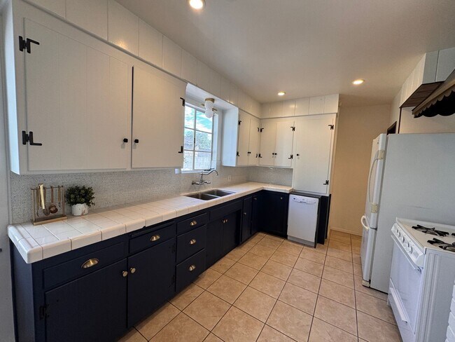 Foto del edificio - 5648 Riverton Ave