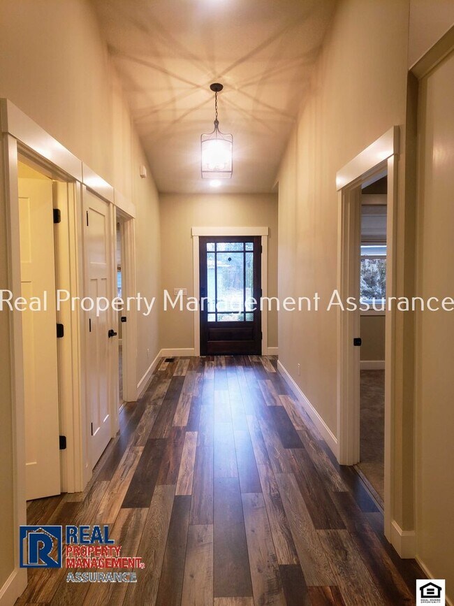 Foto del edificio - Exquisite 4BR/2BA Ranch-Style with Modern ...
