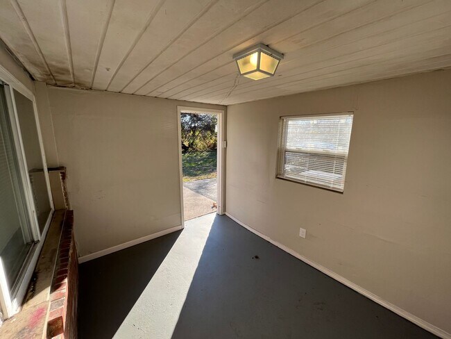 Foto del edificio - Spacious Three Bedroom Slab on Grade Home ...