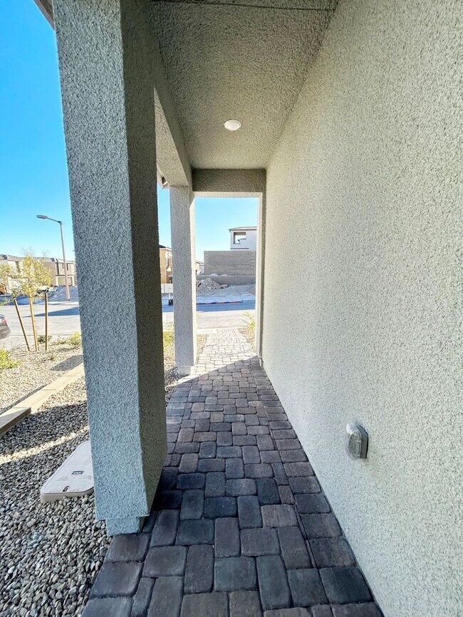 Foto del edificio - A Brand New Home Never Been Lived in.  A B...