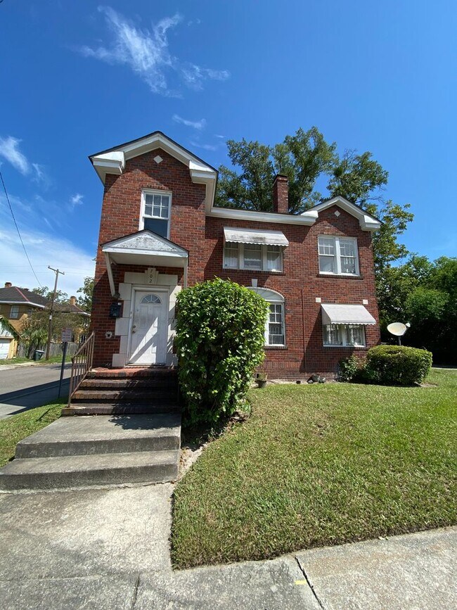 Building Photo - 702 Maupas Ave